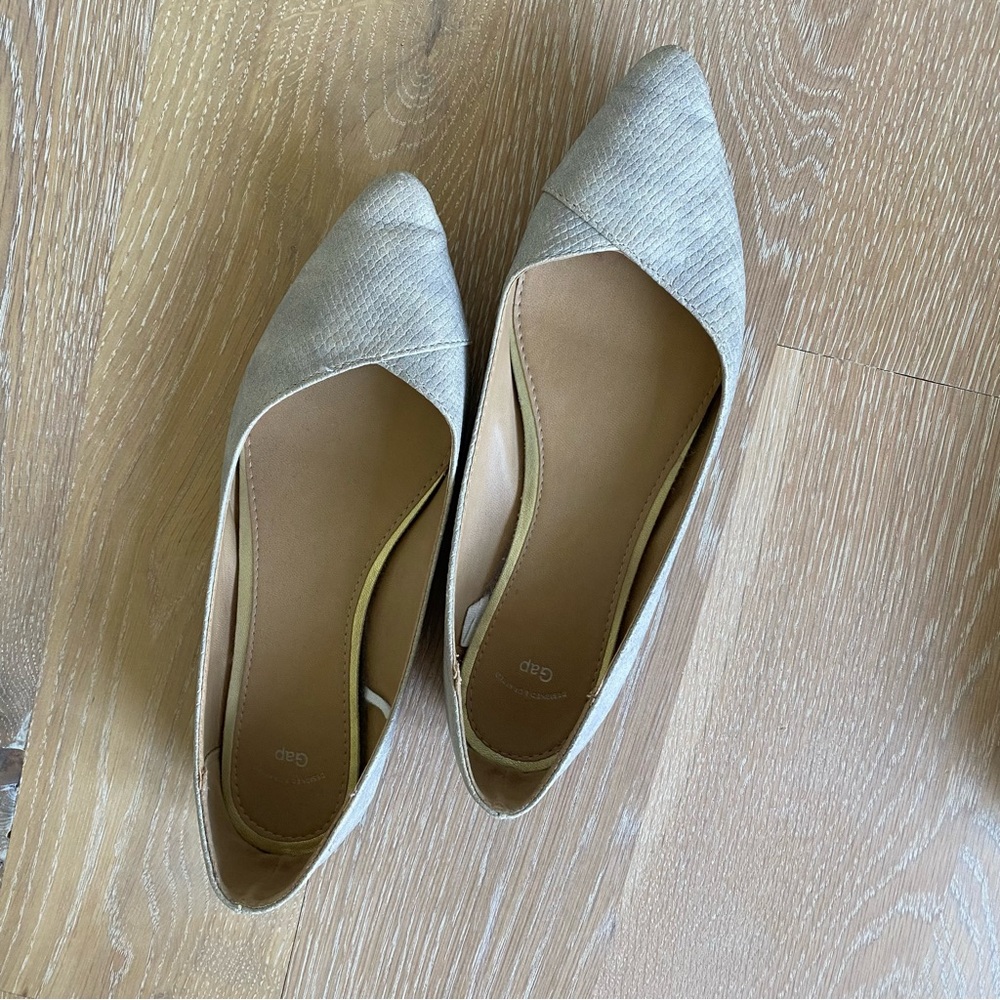 Gap pointed flats, size 8